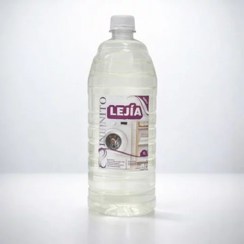 Lejía de Cloro Infinito 1L, envase blanco con etiqueta azul, para desinfección total del hogar en Cuba.
