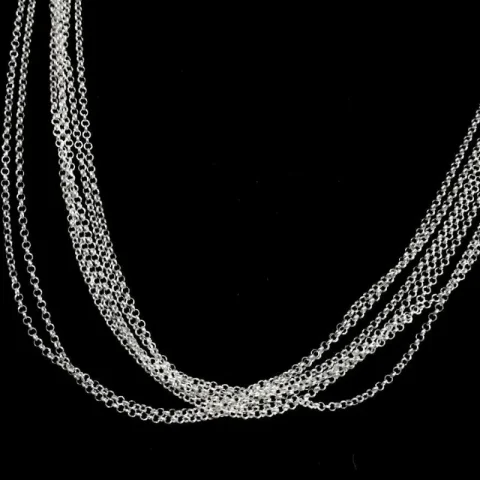 Cadena multicapa de plata de ley 925 con diseño de varios hilos brillante sobre fondo negro