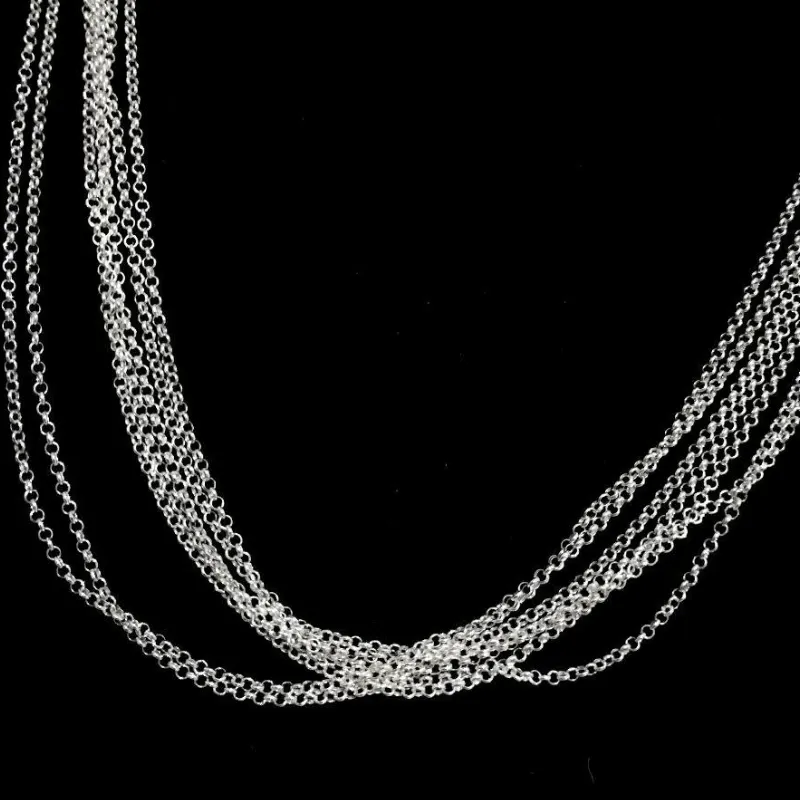 Cadena multicapa de plata de ley 925 con diseño de varios hilos brillante sobre fondo negro