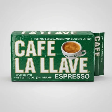 Paquete de Café La Llave Espresso molido de 284 gramos (10 oz) tostado oscuro para el gusto latino con taza de espresso humeante.