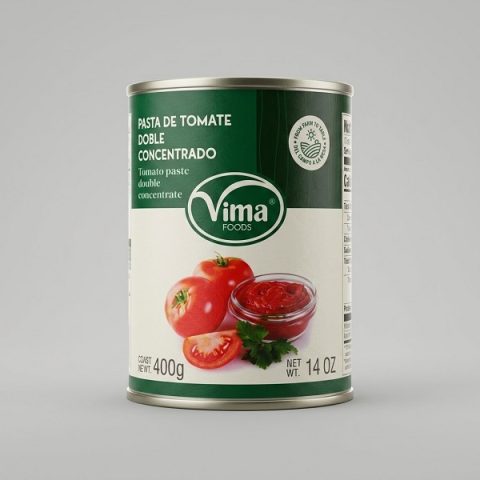Lata de Pasta de Tomate Doble Concentrado Vima Foods 400g 14 oz con cuenco de salsa y tomates frescos