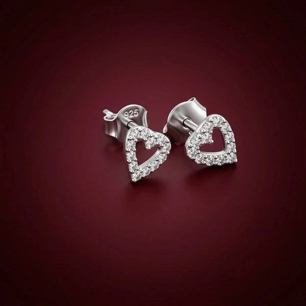 Pendientes corazón plata 925 con incrustaciones de circonitas brillantes estilo stud