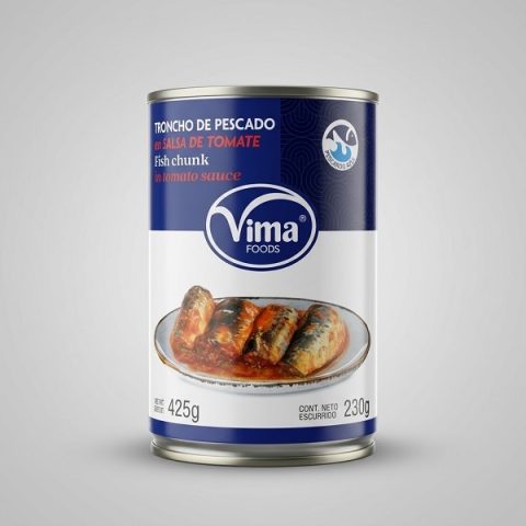 Lata de Troncho de Pescado en Salsa de Tomate Vima Foods 425g sobre plato servido con trozos jugosos
